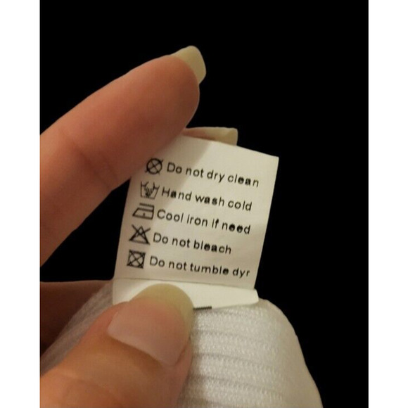 White cami top with small scallops, size small/medium - Picture 3 of 3